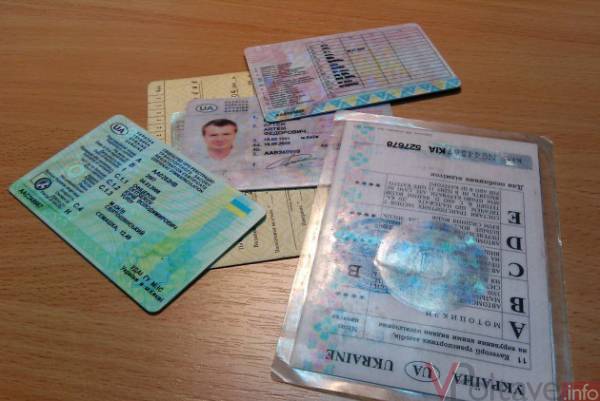 В Україні зупинили видачу водійських прав з чіпами