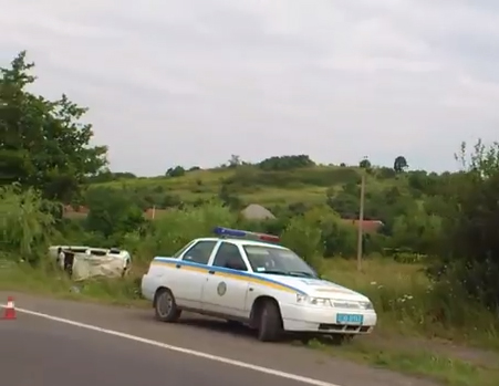 Біля Ужгороду сталася ДТП: авто розтрощило водія та двох пасажирів (ВІДЕО)