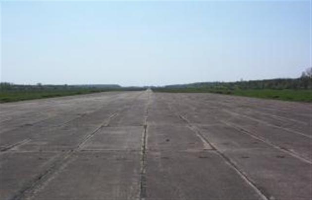 На військовому аеродромі Мукачева знайшли "поламаного" пенсіонера