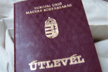 Президент Угорщини позбавив вихідця з України угорського паспорту