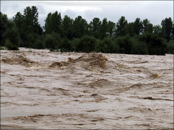 Внаслідок сильних злив, рівень закарпатських річок може підвищитися