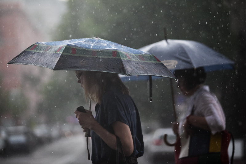 На території України очікуються зливові дощі