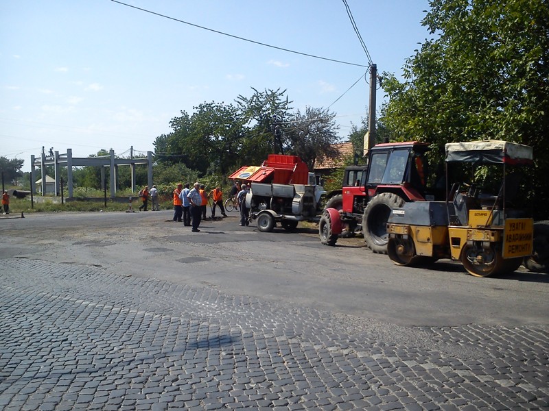 При в’їзді у селище Кольчино ремонтують дорогу (ФОТО) При в’їзді у селище Кольчино ремонтують дорогу (ФОТО)