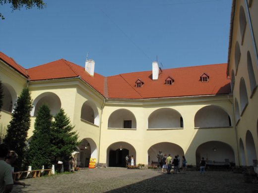 У замку "Паланок" відбудеться виставка художніх творів "Артвізитівка України"