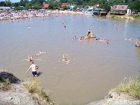 У Солотвині люди купаючись ризикують провалитись під землю (ВІДЕО) У Солотвині люди купаючись ризикують провалитись під землю (ВІДЕО)