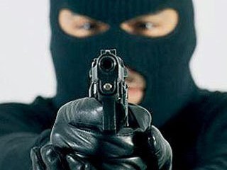 В Ужгороді невідомі в масках та з пістолетом у руках пограбували будинок, який був під охороною міліції В Ужгороді невідомі в масках та з пістолетом у руках пограбували будинок, який був під охороною міліції