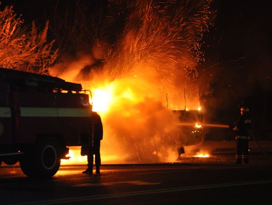 У Чопі між житловими будинками вибухнула машина (ФОТО)