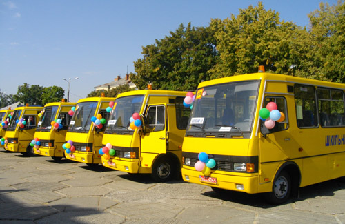 Дві школи Ужгородщини отримали ключі від нових шкільних автобусів