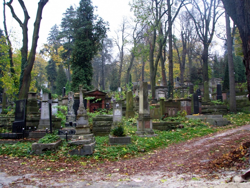 В Ужгороді на цвинтарі знайшли труп чоловіка