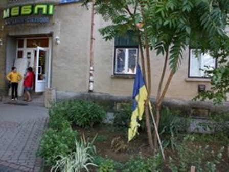 У Берегові четверо молодиків спалили прапор України