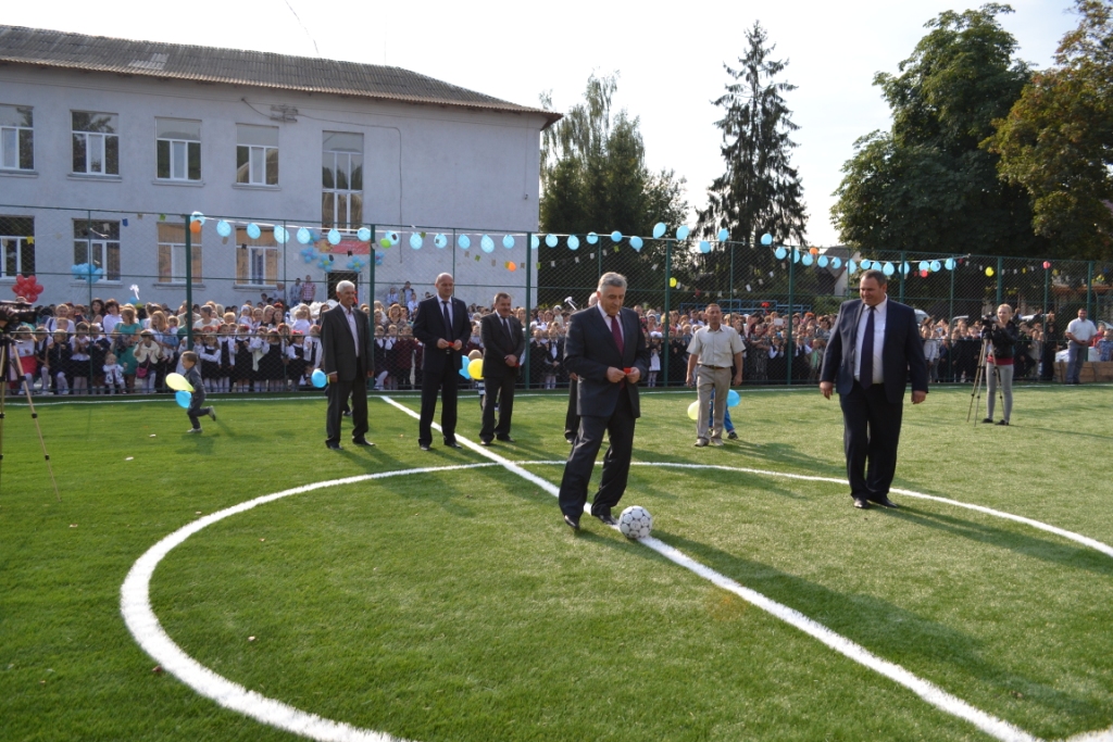 На Тячівщині відкрили новий спортивний майданчик зі штучним покриттям