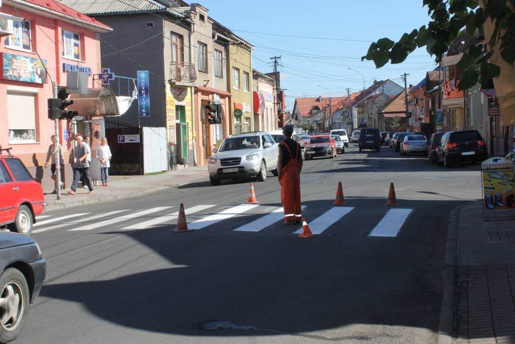 У час-пік на одній із найзавантаженіших вулиць Мукачева дорожники малюють "зебру" (ФОТОФАКТ)