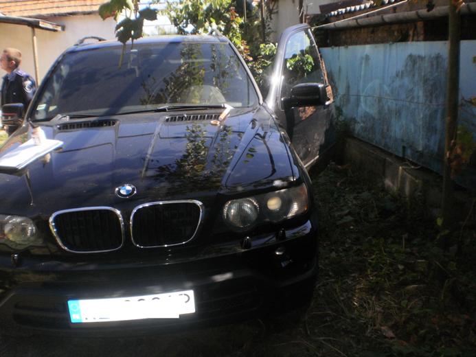 Міліціонери Мукачева знайшли викрадений "BMW X5" у дворі родичів підозрюваного (ФОТО)
