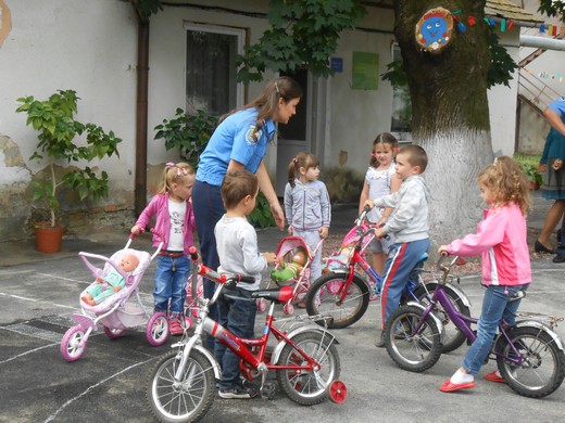 Мукачівські правоохоронці завітали в дитсадок, щоб розповісти про правила дорожнього руху (ФОТО)