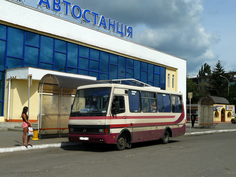 Одна нелегальна маршрутка на 14 місць сполученням Ужгород-Мукачево заробляє за день приблизно 1300 гривень (ВІДЕО)