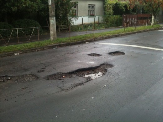 У мукачівських "Підгорянах" заасфальтована минулоріч дорога "встелилась" ямами (ФОТОФАКТ) У мукачівських "Підгорянах" заасфальтована минулоріч дорога "встелилась" ямами (ФОТОФАКТ)