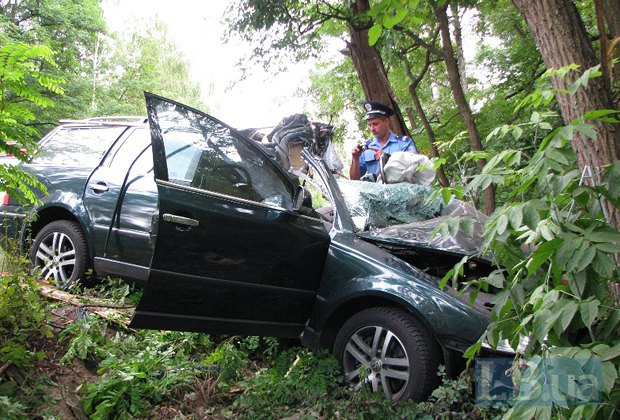 Житель Солотвина не впорався із керуванням автомобіля і врізався у дерево