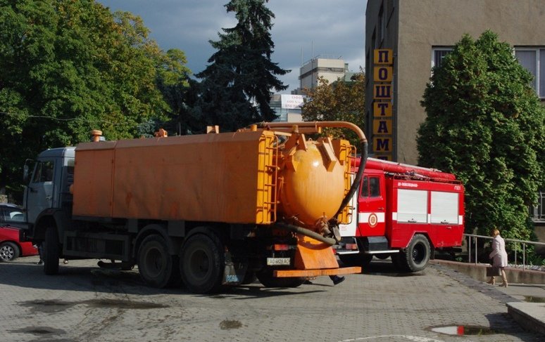 В Ужгороді на площі Поштовій вже наповнюють водою відреконструйований фонтан (ФОТО)