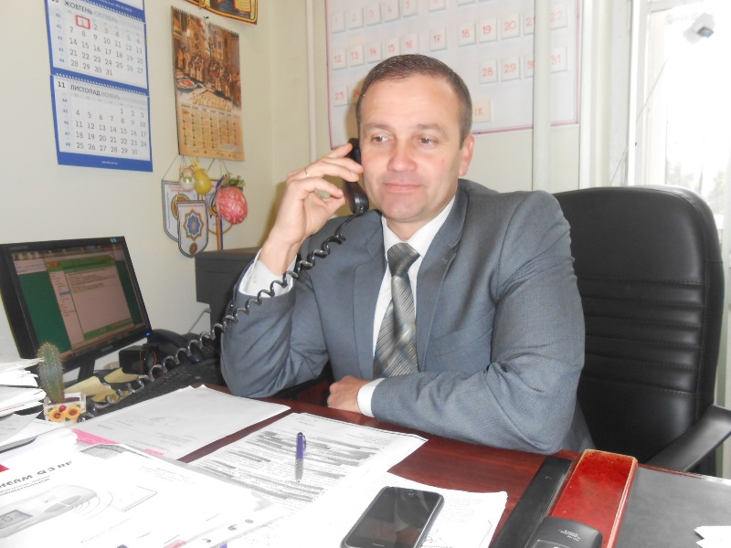 Заступник начальника Мукачівського міськвідділу спілкувався з мешканцями під час прямої телефонної лінії
