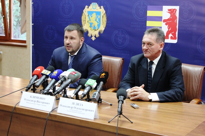 Головний податківець України під час візиту на Закарпаття похвалив губернатора Ледиду