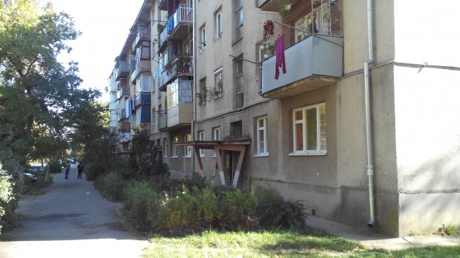 Мешканці одного із будинків Мукачева б’ють на сполох: каналізаційні води підтоплюють підвал багатоповерхівки (ФОТО)