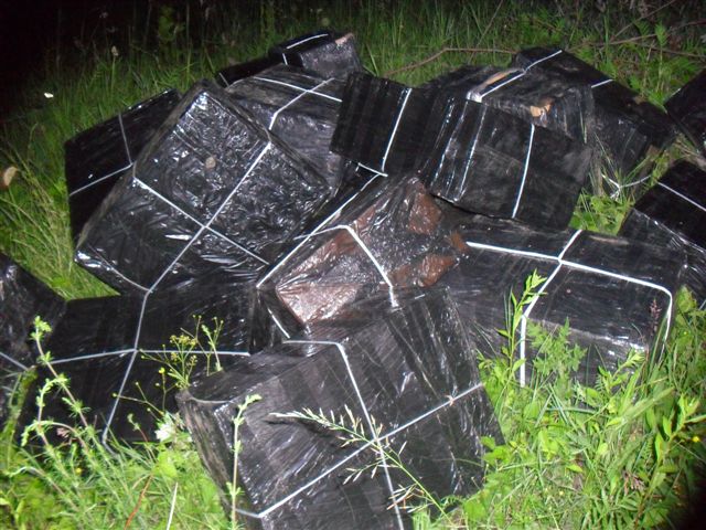 Прикордонники затримали молодиків, які вирішили підзаробити, переправляючи через кордон сигарети Прикордонники затримали молодиків, які вирішили підзаробити, переправляючи через кордон сигарети