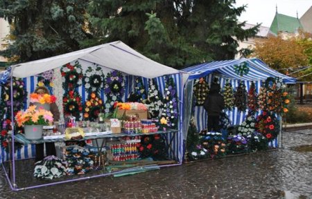 У центрі Мукачева знову продаватимуть квіти та вінки