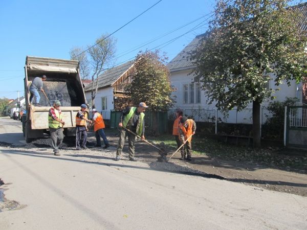 У населених пунктах Тячівського району почали ремонтувати дороги (ФОТО)