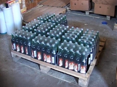 Десятки тисяч пляшок простроченого алкоголю із Ужгорода опинились на одному із покинутих складів Києва (ВІДЕО) 