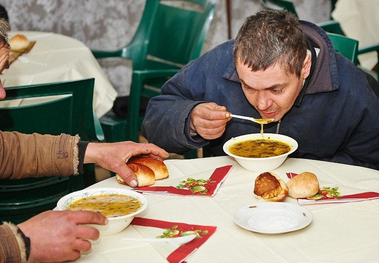 В Ужгороді для безпритульних та малозабезпечених діють безкоштовні пункти харчування