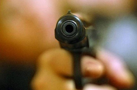 В Ужгороді чоловік із іграшковим пістолетом в руках пограбував магазин