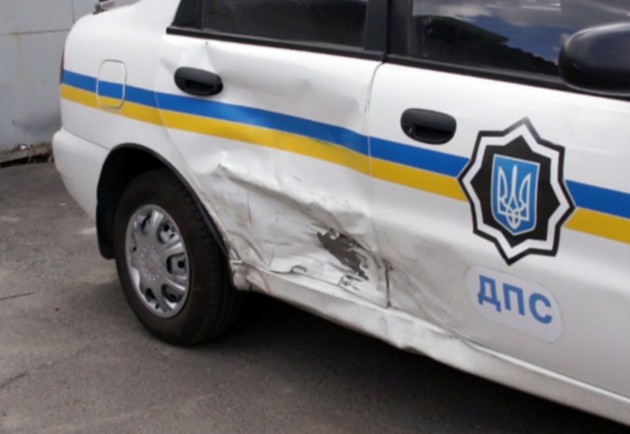 У Берегові водій, під час зміни смуги руху, зачепив автомобіль працівників ДАІ У Берегові водій, під час зміни смуги руху, зачепив автомобіль працівників ДАІ