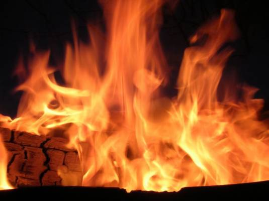 У Хусті травмувалась 12-річна дівчина, яка намагалась самостійно загасити пожежу У Хусті травмувалась 12-річна дівчина, яка намагалась самостійно загасити пожежу