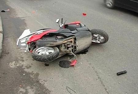 У селищі Ясіня у ДТП потрапив водій скутера, його пасажирка, 23-річна дівчина, померла