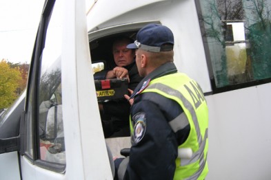 Від самого ранку при в’їзді в Мукачево працівники ДАІ перевіряють маршрутки та автобуси Від самого ранку при в’їзді в Мукачево працівники ДАІ перевіряють маршрутки та автобуси