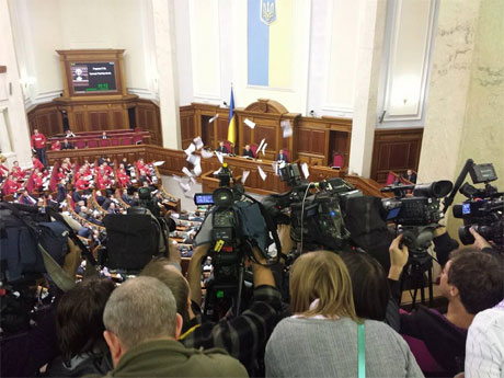 Активіст Радикальної партії Ляшка розкидав над депутатами-регіоналами у парламенті листівки з написом "Юлі Волю" (ВІДЕО)
