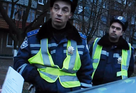 Працівник ДАІ заявив, що він громадянам України не служить (ВІДЕО) Працівник ДАІ заявив, що він громадянам України не служить (ВІДЕО)