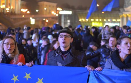 В Ужгороді вночі також мітингували проти призупиненням підготовки до підписання угоди про асоціацію з ЄС (ФОТО) В Ужгороді вночі також мітингували проти призупиненням підготовки до підписання угоди про асоціацію з ЄС (ФОТО)