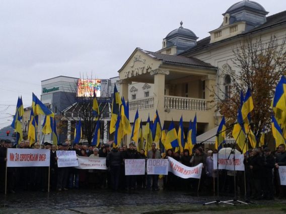 У Мукачеві на Євромайдан вийшли понад півтори тисячі людей (ФОТО)