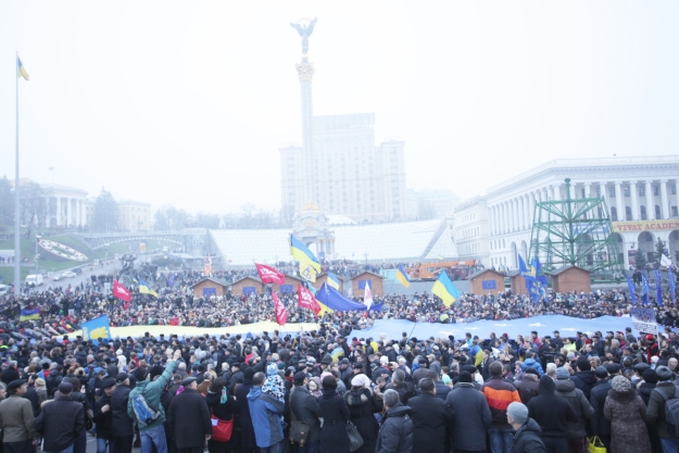 У Києві на Євромайдан зібрались більше 100 тисяч людей – мукачівські активісти з місця події У Києві на Євромайдан зібрались більше 100 тисяч людей – мукачівські активісти з місця події