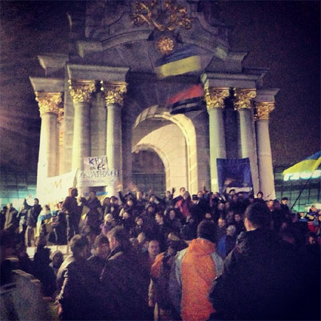 Попри сутички у Києві вистояли обидва Євромайдани (ФОТО, ВІДЕО) Попри сутички у Києві вистояли обидва Євромайдани (ФОТО, ВІДЕО)