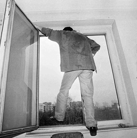 В одному із гуртожитків Ужгорода п’яний хлопець вистрибнув із вікна другого поверху