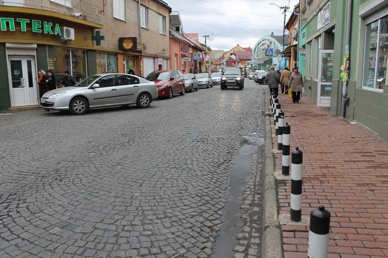 На вулицях Мукачева встановлять чергові шість "лежачих поліцейських"