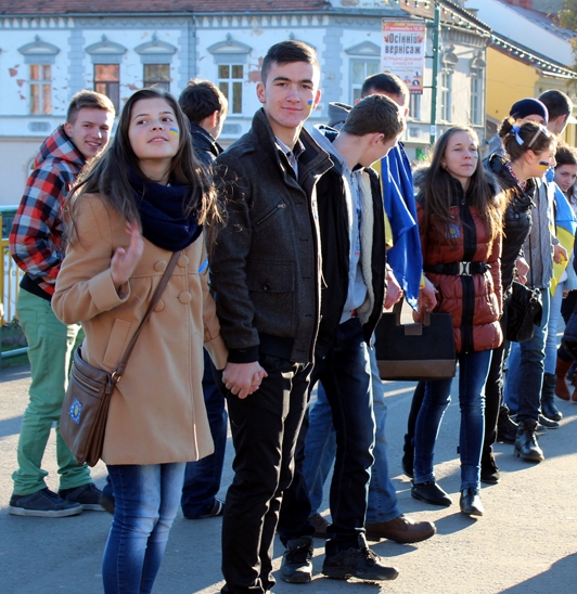 Ужгородські студенти влаштували флеш-моб на підтримку євроінтеграційних прагнень України (ФОТОФАКТ) Ужгородські студенти влаштували флеш-моб на підтримку євроінтеграційних прагнень України (ФОТОФАКТ)