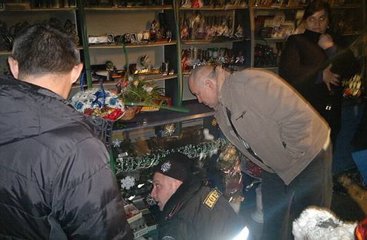 На Тячівщині зловмисники, не знайшовши грошей у магазині, попросту напилися та підпалили його (ФОТО)