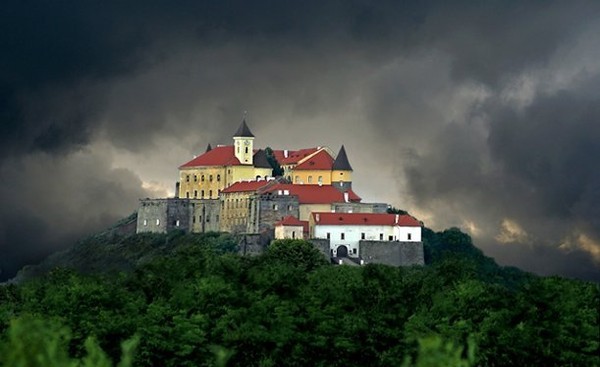 Депутати Мукачівської міської ради зробили крок до “свободи будівлі замку Паланок”