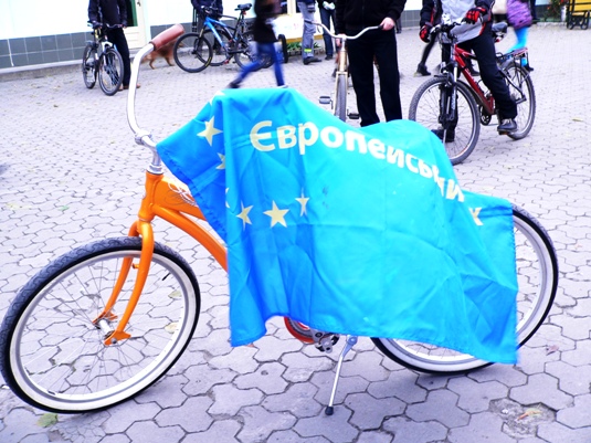 З площі Театральної в Ужгороді стартував європейський велозаїзд (ФОТО)