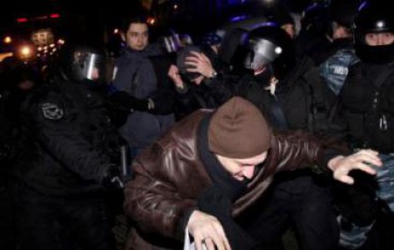 Беркут не заспокоївся: правоохоронці закидують людей камінням, постраждав журналіст "Коментарів"