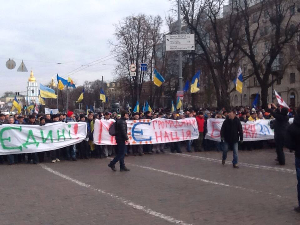 На вулицях Києва вже більше 300 тисяч людей: натовп захопив Майдан Незалежності та взявся за ялинку