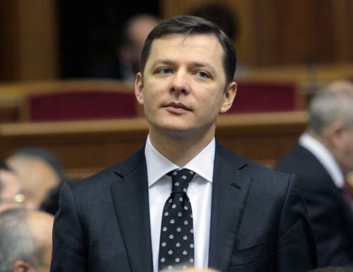 Олег Ляшко та Олександр Турчинов побились біля трибуни у сесійній залі Олег Ляшко та Олександр Турчинов побились біля трибуни у сесійній залі